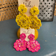 Load image into Gallery viewer, Flower Earrings
